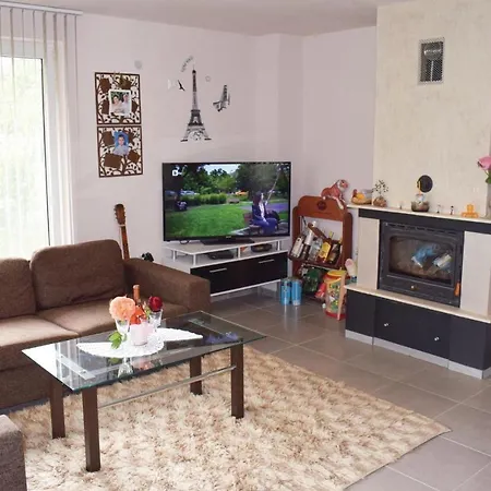 Four-bedroom Holiday In Village Сasa de vacaciones *