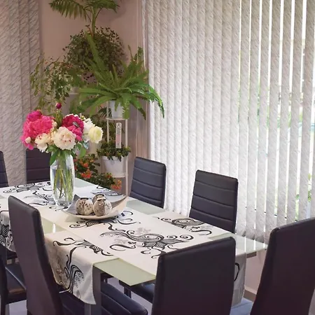Сasa de vacaciones Four-bedroom Holiday In Village